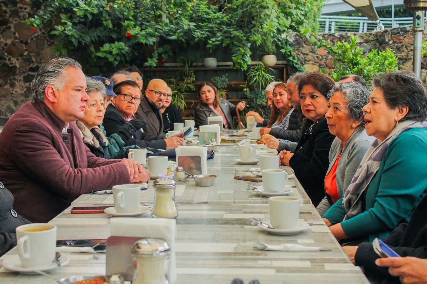 Reunión de trabajo con ciudadanos alrededor de una mesa