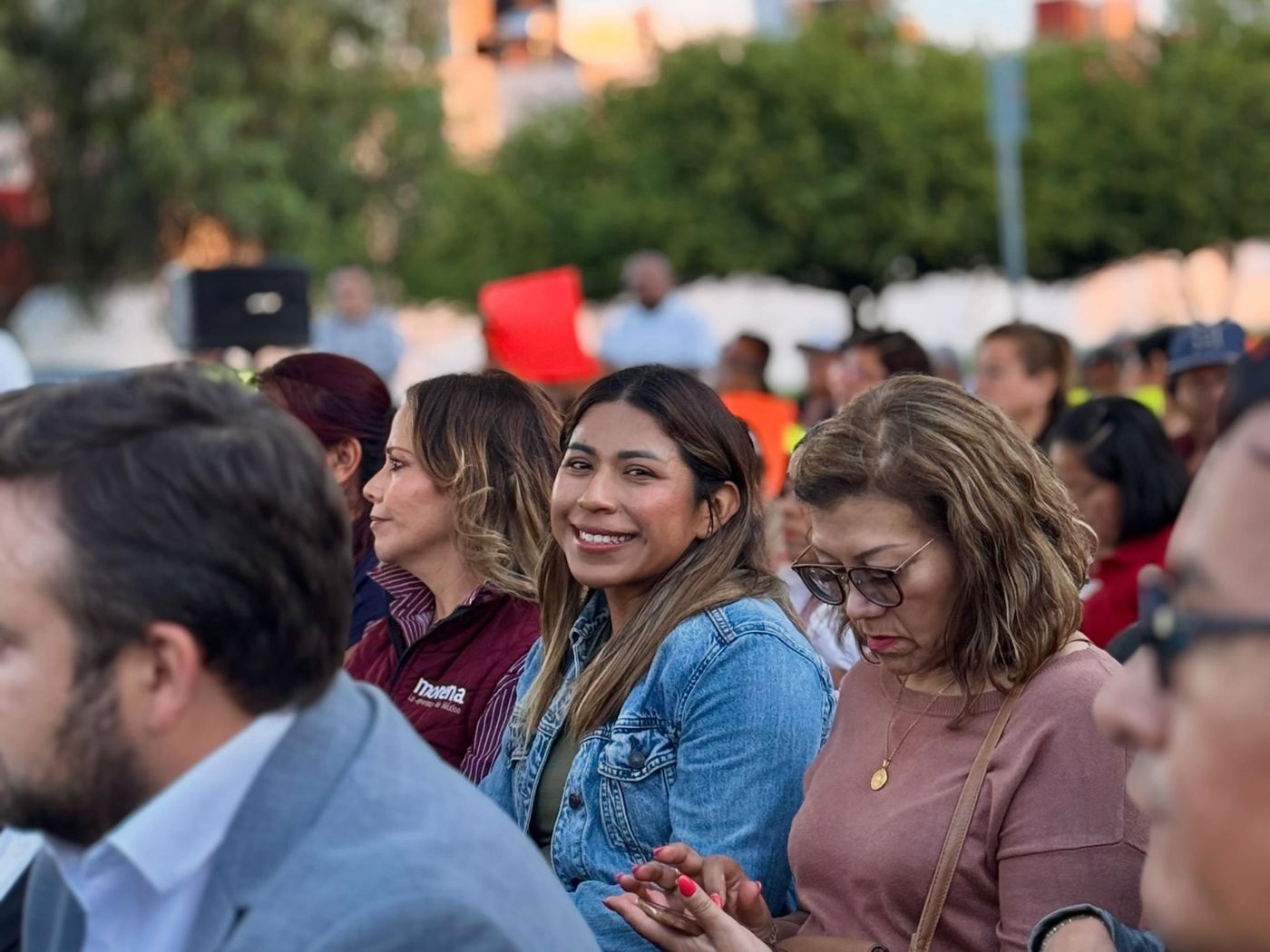 Elizabeth Luna conviviendo en un evento público