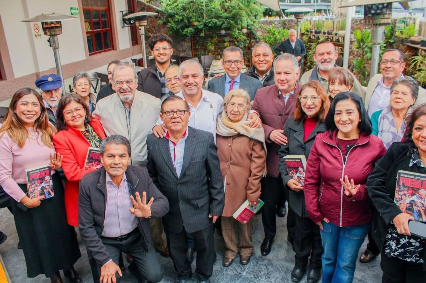 Elizabeth Luna con un grupo numeroso de ciudadanas y ciudadanos