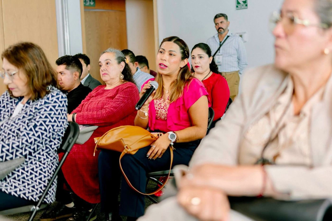 Elizabeth Luna escuchando en una reunión con mujeres de la comunidad